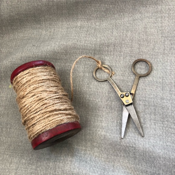 Wooden spool with jute twine and scissors - Picture 1 of 7